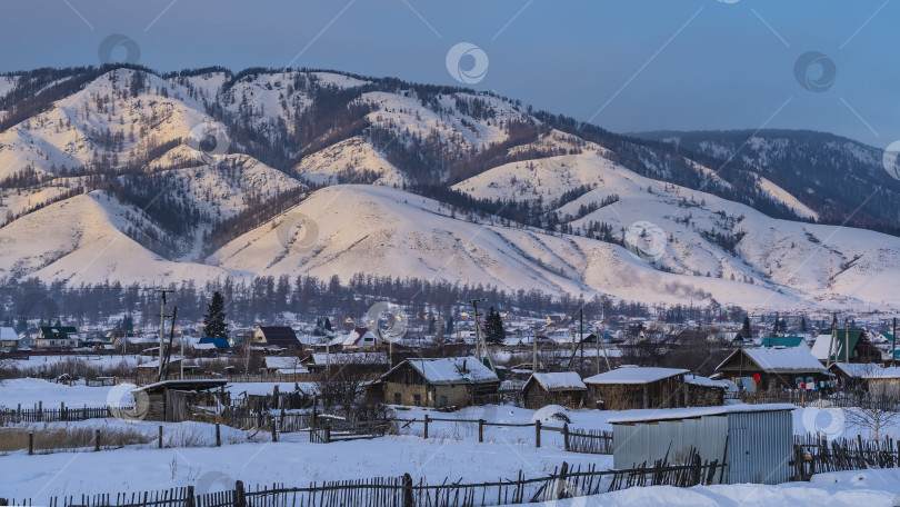 Скачать Сибирская деревня в заснеженной долине. фотосток Ozero