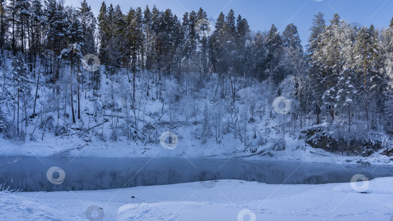 Скачать Незамерзающая река в заснеженной долине. фотосток Ozero