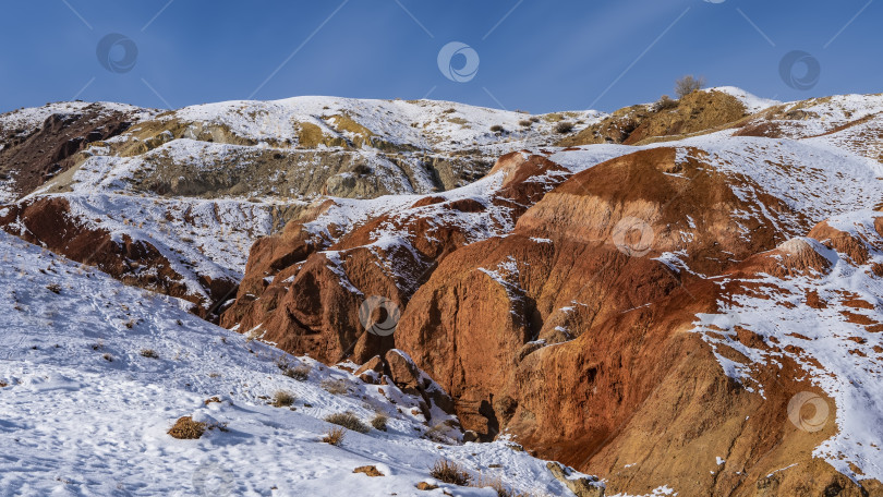 Скачать Яркие красно-оранжевые холмы на фоне голубого неба. фотосток Ozero