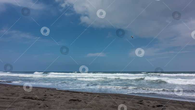 Скачать Длинные волны прибоя накатываются на берег и пенятся. фотосток Ozero