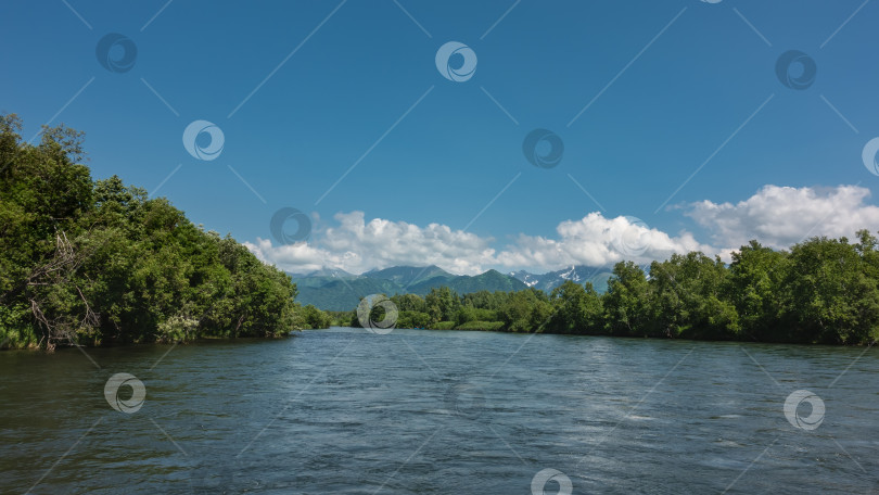 Скачать Спокойная голубая река под лазурным небом. фотосток Ozero
