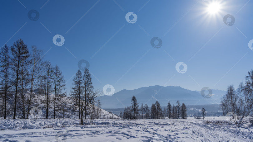 Скачать Дорога вытоптана в заснеженной долине. фотосток Ozero