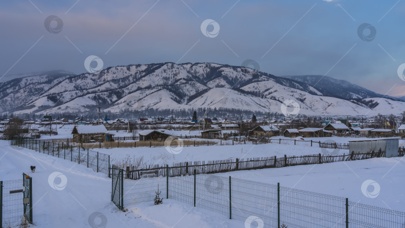 Скачать Сибирская деревня в заснеженной долине. фотосток Ozero