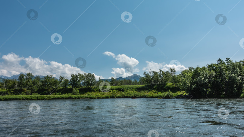 Скачать Спокойная голубая река. фотосток Ozero