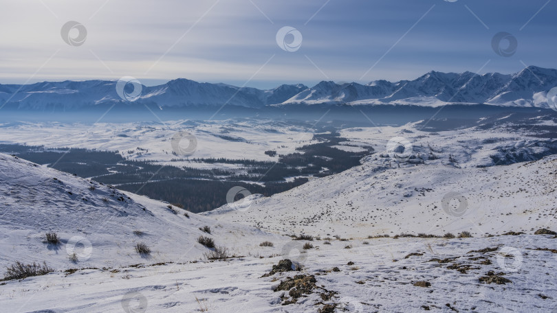 Скачать Бескрайняя заснеженная Сибирская долина. фотосток Ozero