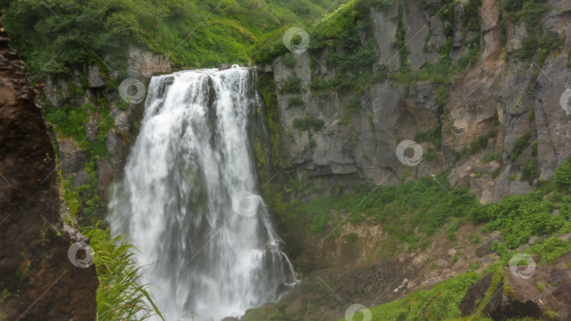 Скачать Водопад стекает с отвесной скалы. фотосток Ozero
