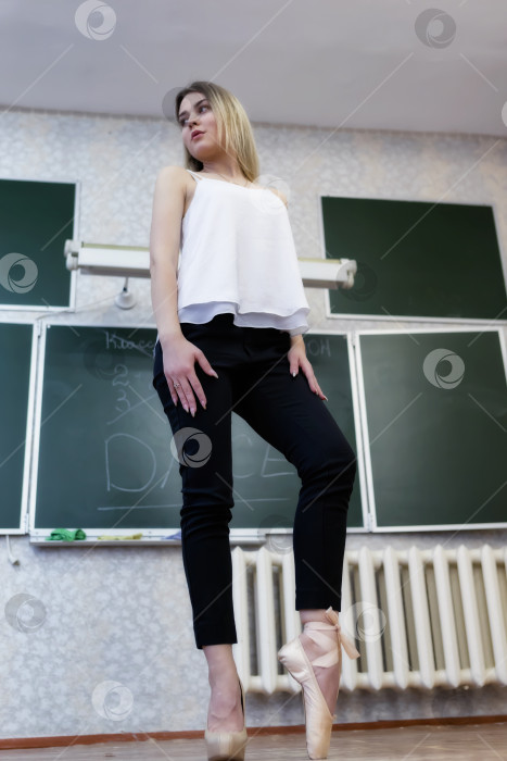 Скачать Очаровательная молодая девушка-студентка в пуантах фотосток Ozero