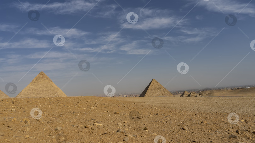 Скачать Великие пирамиды Хефрена, Микерина и маленькие пирамиды цариц на фоне голубого неба. фотосток Ozero