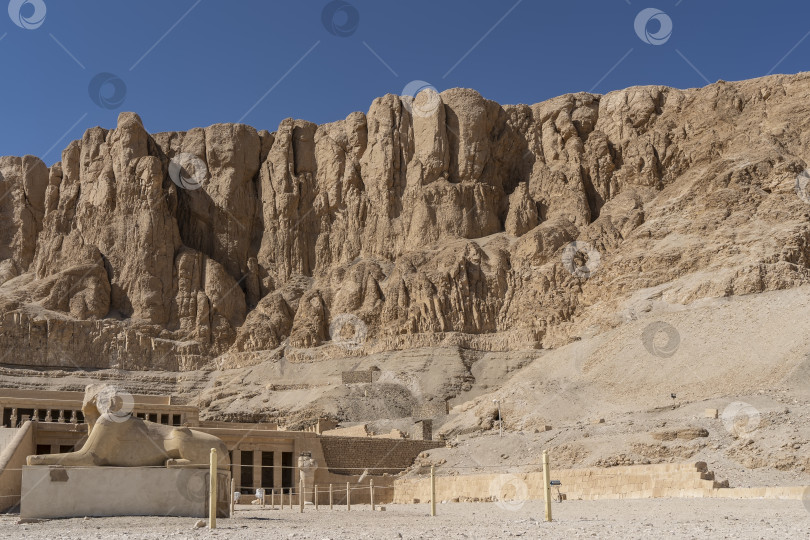 Скачать Погребальный храм царицы-фараона Хатшепсут вырублен в отвесных скалах. фотосток Ozero