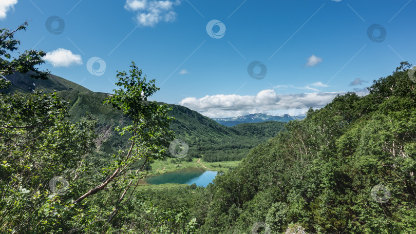 Скачать Живописное озеро в горной долине. фотосток Ozero