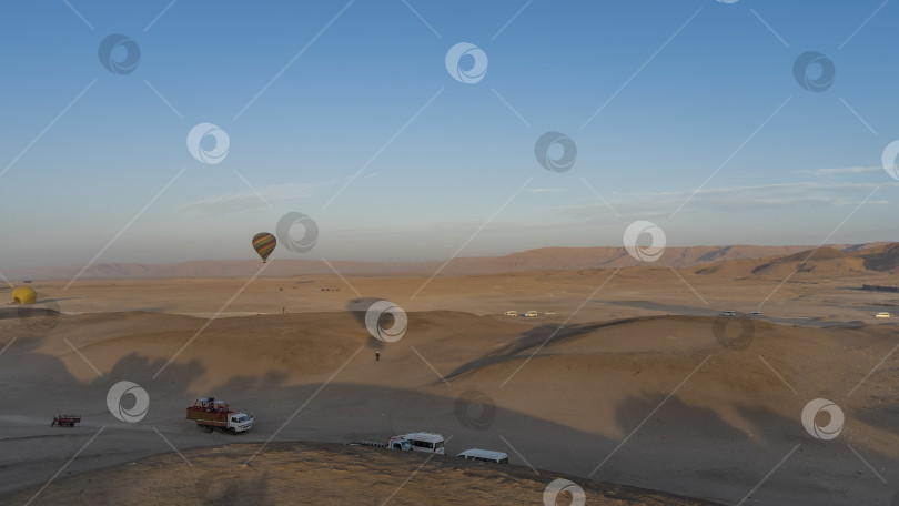 Скачать Воздушные шары летят над пустыней. Тени на песке. фотосток Ozero