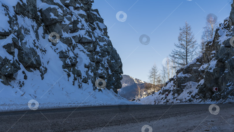 Скачать Шоссе петляет между утесами с крутыми склонами. фотосток Ozero