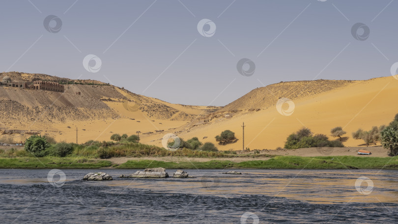 Скачать В русле реки видны живописные валуны. фотосток Ozero