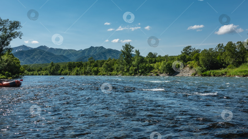 Скачать На поверхности горной реки видны рябь и пена. фотосток Ozero