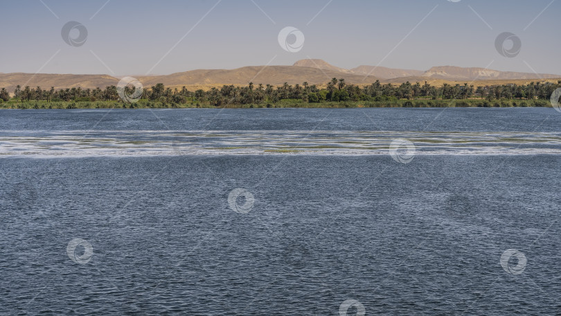 Скачать Спокойная широкая голубая река. Рябь на поверхности. фотосток Ozero
