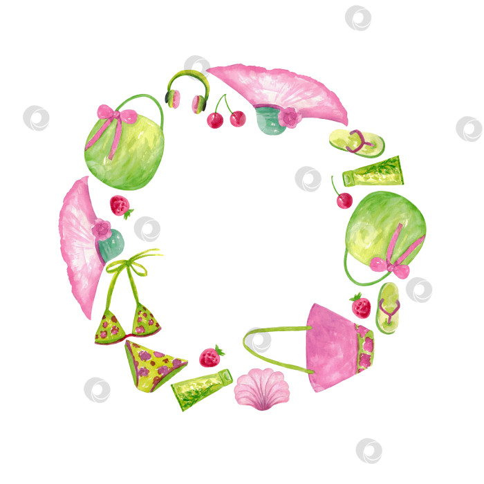 Скачать Украсьте венок предметами для летнего пляжного отдыха. Комплект из шляпы от солнца, пляжных сумок, купальника, солнцезащитного крема, ракушки, сланцев, наушников на белом фоне. Оставьте свободное место для текста. Нарисовано от руки акварелью. фотосток Ozero