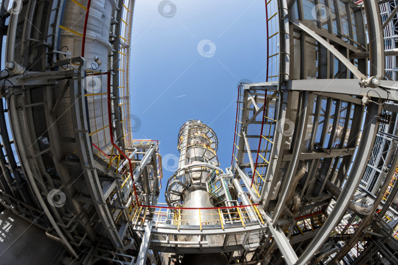 Скачать Вид на цех нефтеперерабатывающего завода снизу вверх фотосток Ozero