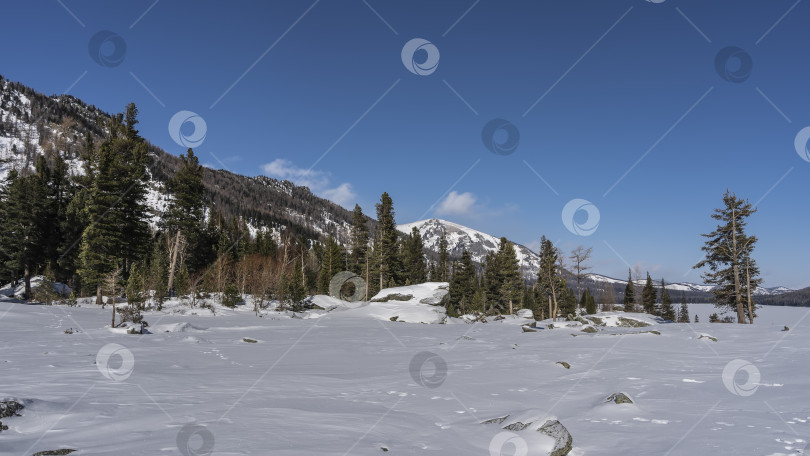 Скачать Долина покрыта чистым снегом. Валуны лежат в сугробах. фотосток Ozero