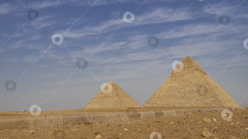 Скачать Две великие пирамиды Хеопса и Хефрена на фоне голубого неба и облаков. фотосток Ozero