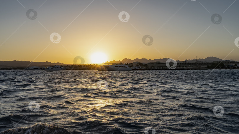 Скачать Закат над Красным морем. Солнце стоит низко.  Египет. Сафага фотосток Ozero