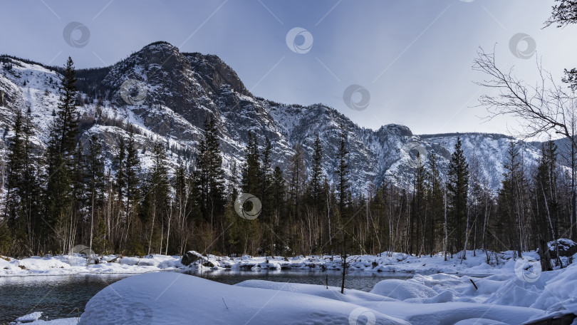 Скачать Живописный горный хребет на фоне ясного неба. фотосток Ozero