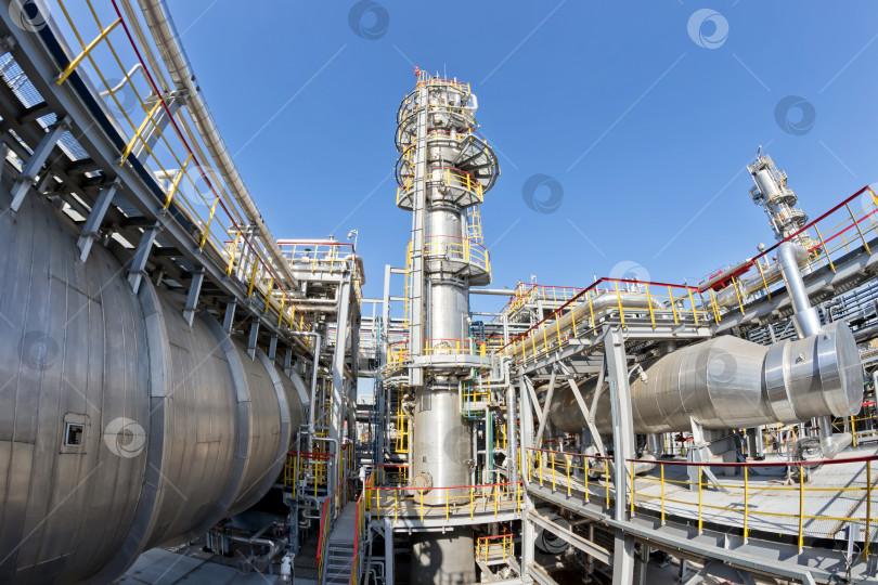 Скачать Вид оборудования для очистки нефти и нефтепродуктов от примесей на нефтеперерабатывающем заводе фотосток Ozero