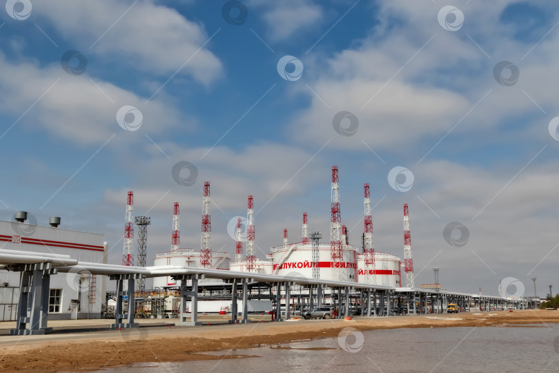 Скачать Новый резервуарный парк с молниеотводами и системой трубопроводов, установленный на старом нефтеперерабатывающем заводе ЛУКОЙЛ фотосток Ozero
