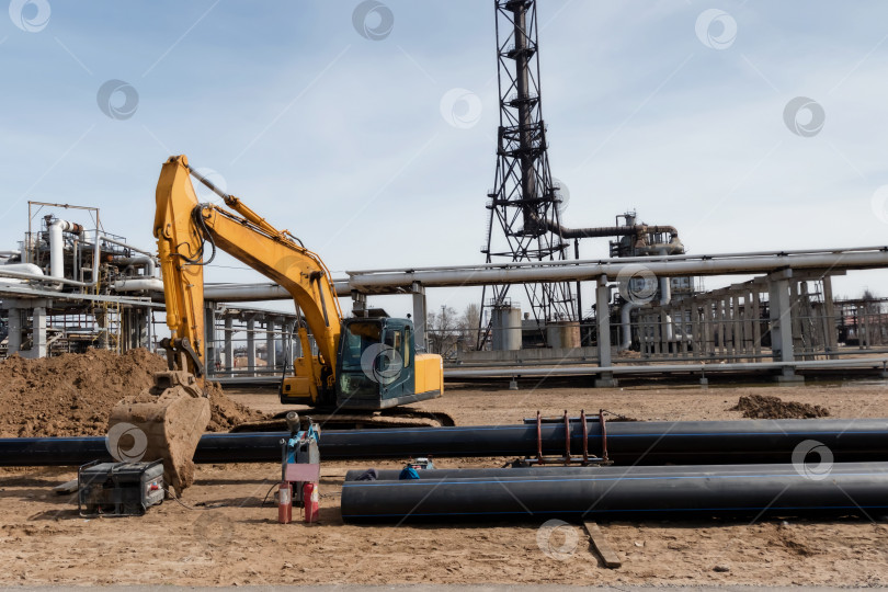 Скачать Сварка полипропиленовых труб на нефтеперерабатывающем заводе перед укладкой в траншею фотосток Ozero