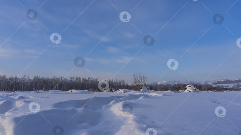 Скачать Тропинка протоптана в заснеженной долине. фотосток Ozero