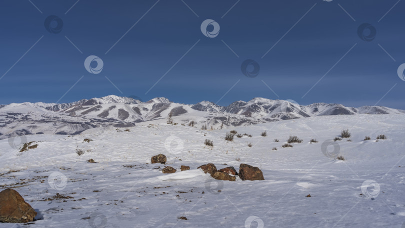 Скачать Красивый горный хребет на фоне ясного голубого неба. фотосток Ozero