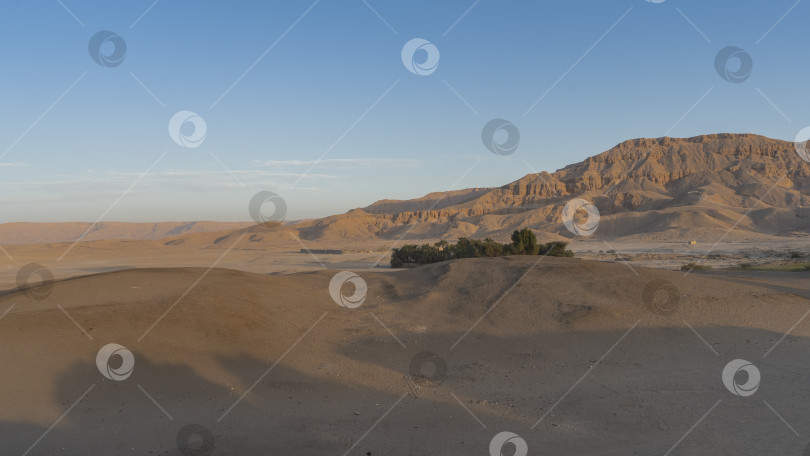 Скачать Пустынный пейзаж. Тени на песчаных дюнах. фотосток Ozero