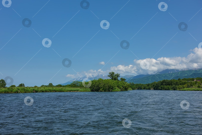 Скачать Русло голубой реки изгибается между зелеными берегами. фотосток Ozero