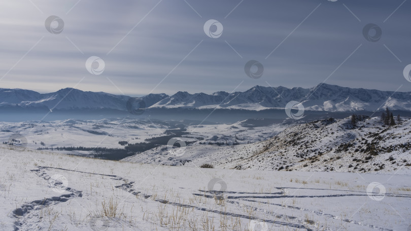 Скачать На заснеженном высокогорном плато видны следы ног. фотосток Ozero