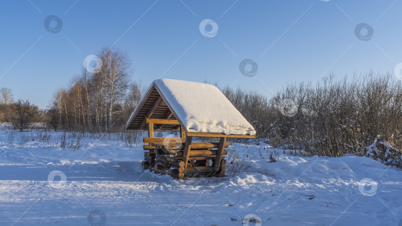 Скачать Деревянная беседка в зимнем парке. фотосток Ozero