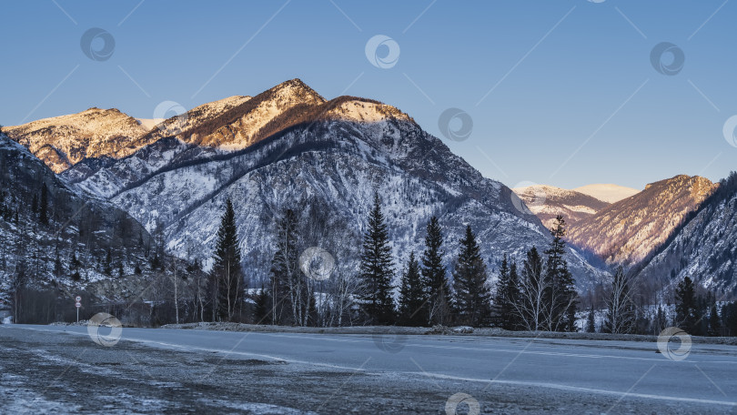 Скачать Шоссе проходит по горным склонам. фотосток Ozero