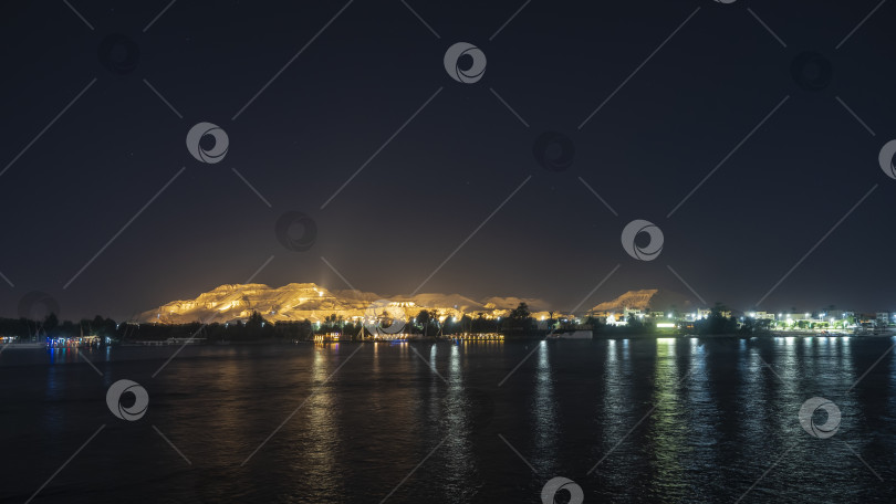 Скачать Ночь в Египте. Песчаная дюна выделяется на фоне темного неба. фотосток Ozero