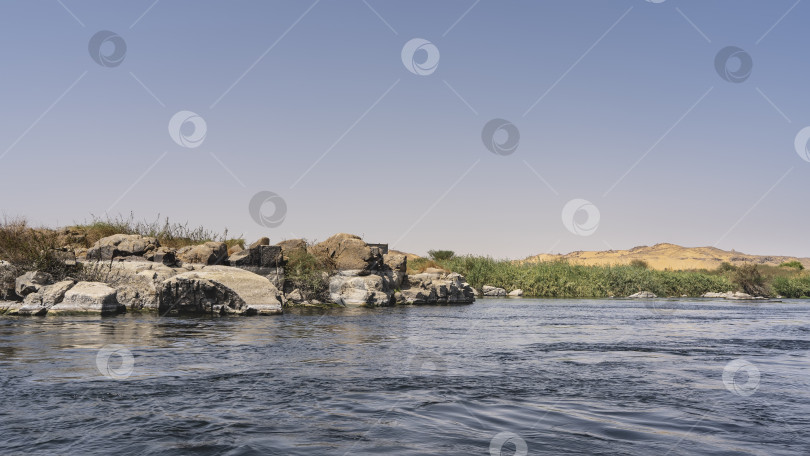 Скачать На берегу реки раскинулось нагромождение живописных валунов. фотосток Ozero