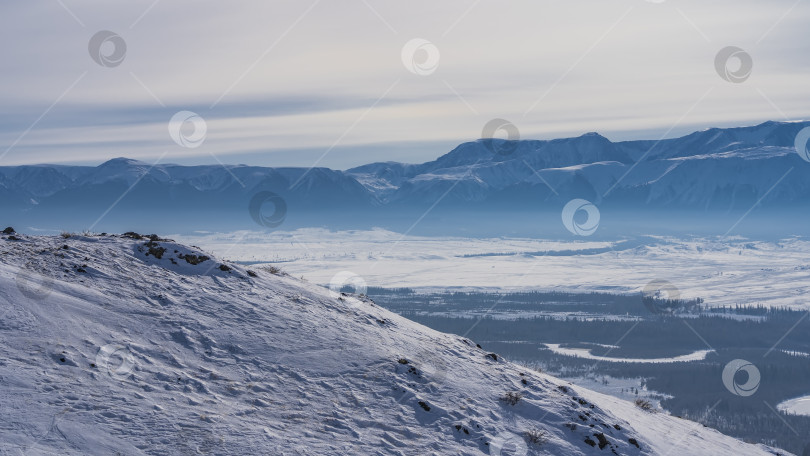 Скачать Бескрайние просторы. Горный хребет на фоне неба. фотосток Ozero