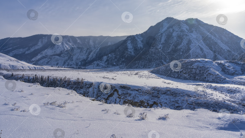 Скачать Ущелье пересекает заснеженную долину. фотосток Ozero