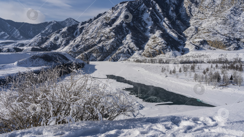 Скачать Русло замерзшей реки частично оттаяло. фотосток Ozero