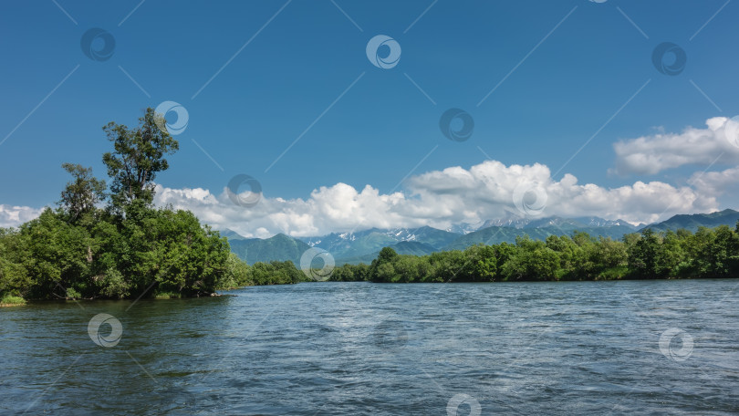 Скачать Русло спокойной голубой реки изгибается между зелеными берегами. фотосток Ozero