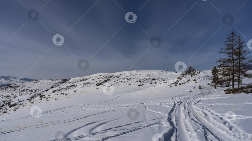 Скачать В заснеженной долине видны следы ног. фотосток Ozero