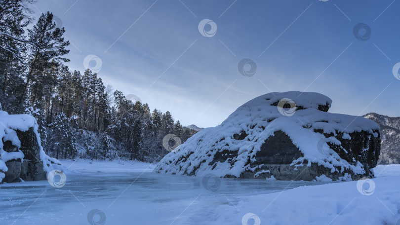 Скачать Огромные живописные валуны покрыты свежим снегом. фотосток Ozero