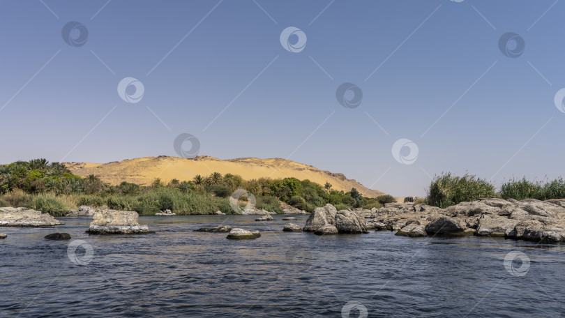 Скачать В русле и на берегу реки видны живописные валуны. фотосток Ozero