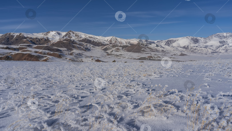 Скачать Живописный горный хребет с красно-коричневыми склонами на фоне голубого неба. фотосток Ozero