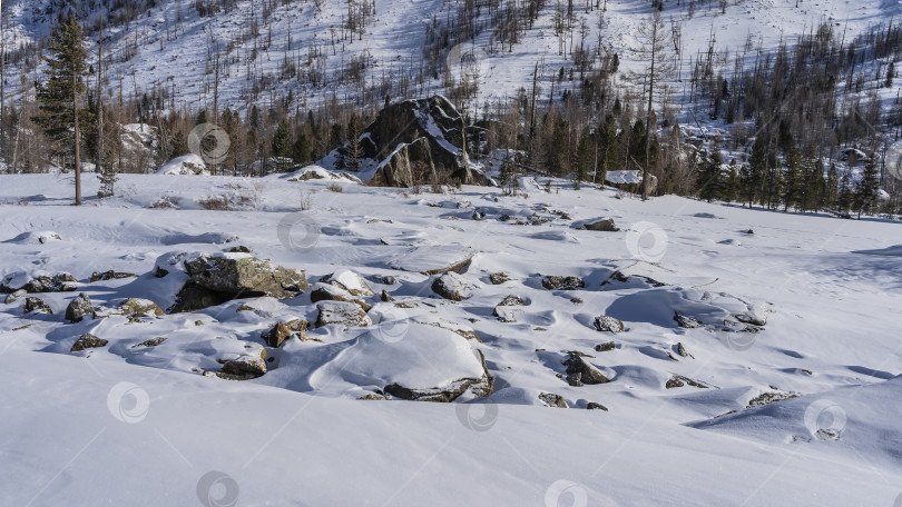 Скачать Живописные валуны в долине покрыты слоем снега. фотосток Ozero