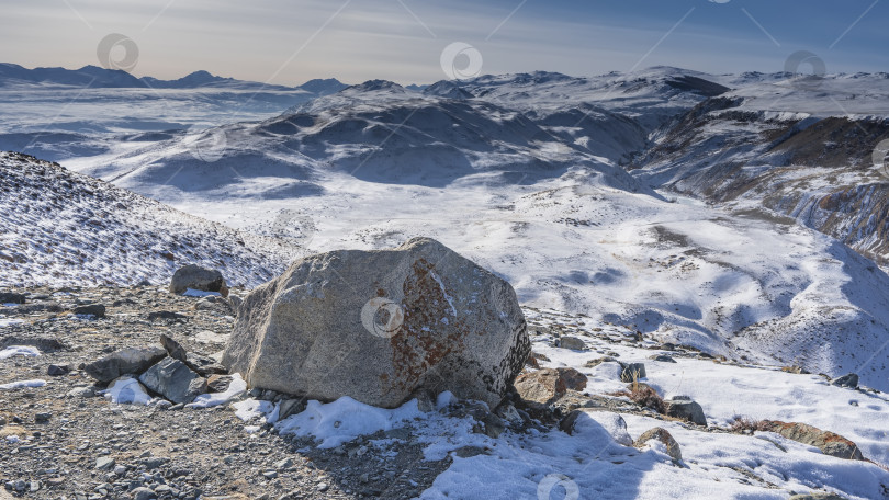 Скачать Вид с высокогорного плато на заснеженный горный хребет. фотосток Ozero