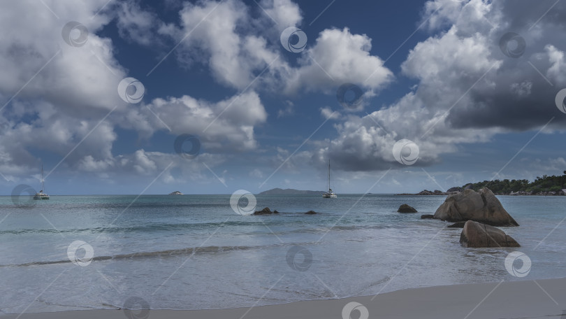 Скачать Волны бирюзового океана накатываются на песчаный пляж фотосток Ozero