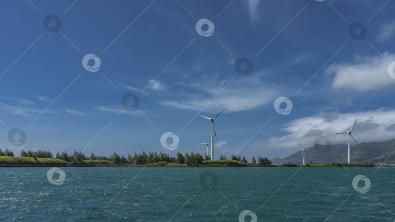 Скачать На острове установлены ветряные турбины. фотосток Ozero