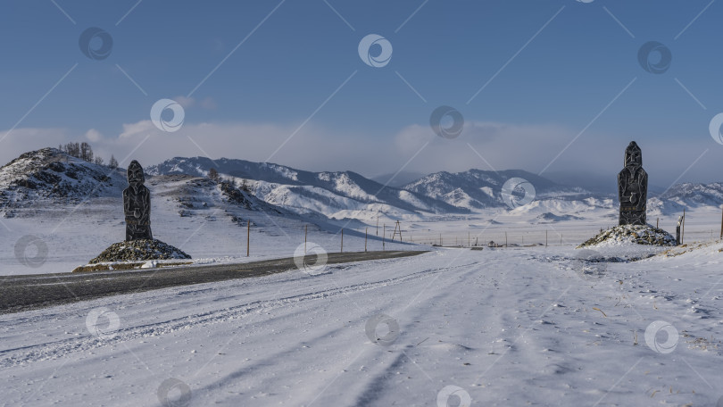 Скачать Прямое шоссе проходит через заснеженную долину. фотосток Ozero